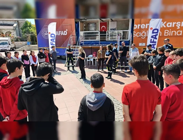 İzmir Aliağa’da AFAD Deprem Simülasyon Tırı vatandaşlara deprem anını gerçeğe yakın deneyimletti