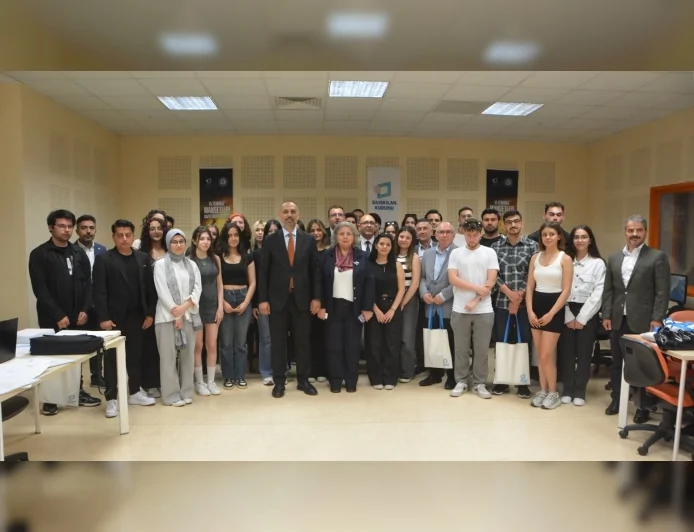 EÜ İletişim Fakültesinde düzenlenen 15 Temmuz atölyesinde milli irade manşetlere taşındı