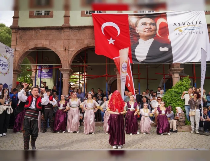 Ayvalık’ta Teferiç Coşkusu Küçükköy Sokaklarını Müzik ve Balkan Kültürüyle Buluşturdu