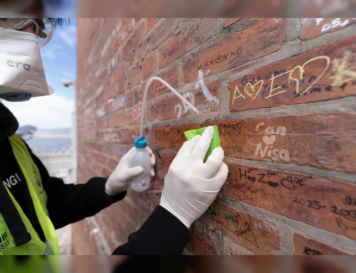 İzmir Büyükşehir Belediyesi Tarihi Asansör’de vandalizme karşı “kentin hafızasını koruma” çalışması yürütüyor