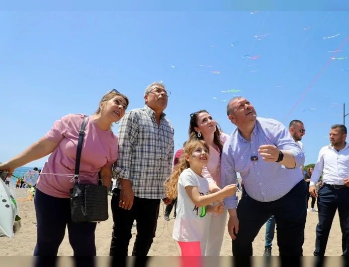 MENDERES’TE 15. GELENEKSEL UÇURTMA FESTİVALİ’NDE GÖKYÜZÜ BİNLERCE UÇURTMA İLE RENKLENDİ