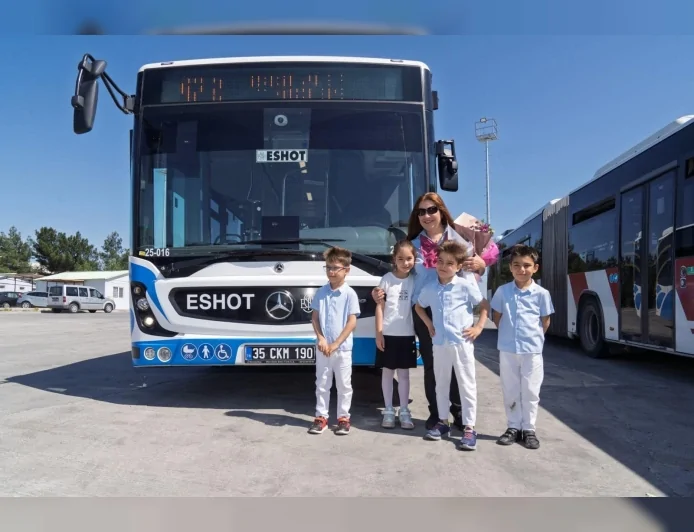 İzmir’de ESHOT şoförü Zerrin Karadavut’a Dördüz Çocuklarından Anneler Günü Sürprizi