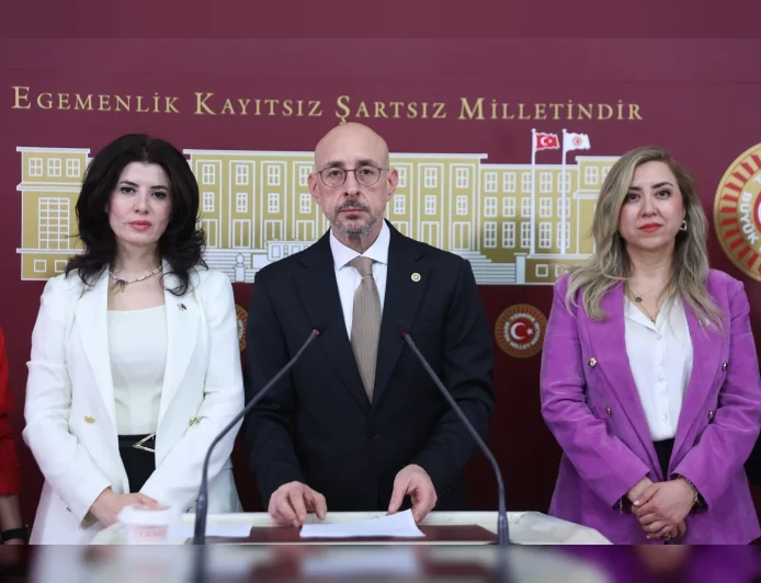 İYİ Parti Grup Başkanvekili Uğur Poyraz: “Pandemi Döneminde Kahraman İlan Ettikleriniz Bugün Unutuldu”