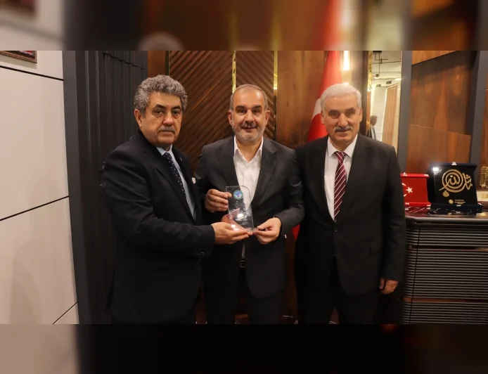 TÜRK DÜNYASI GAZETECİLER FEDERASYONU HEYETİNDEN ELAZIĞ TİCARET VE SANAYİ ODASI BAŞKANI İDRİS ALAN’A ZİYARET