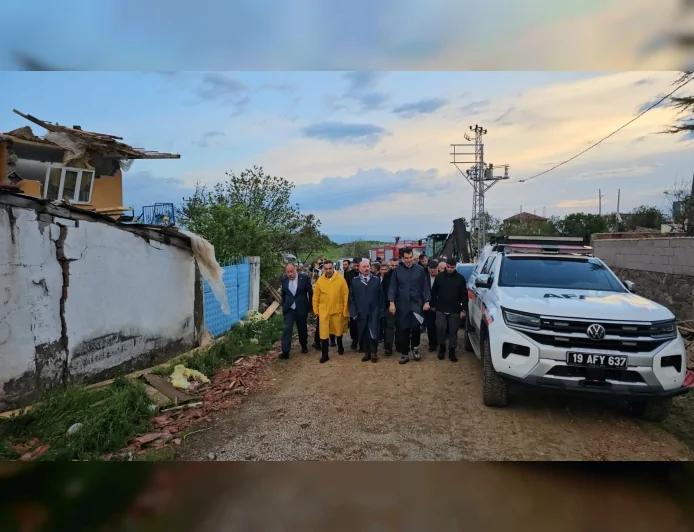Çorum’un Sungurlu İlçesinde Hortum Felaketi: Evlerin Çatıları Uçtu, 5 Kişi Yaralandı