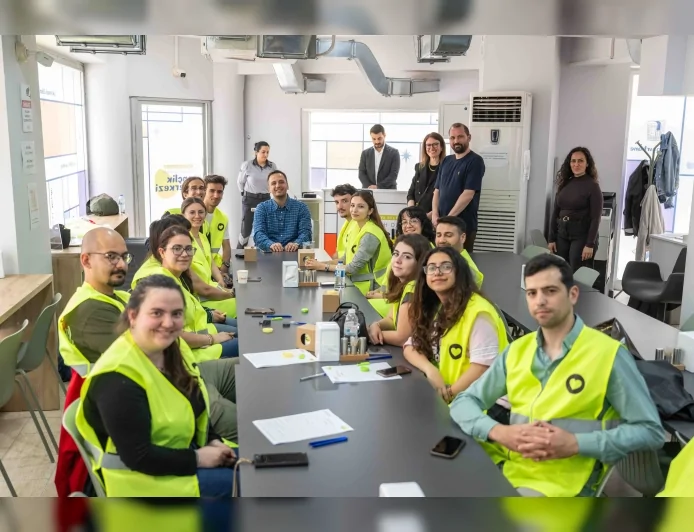 Bornova’da AHBAP gönüllüleri Gülşah Durbay Gençlik Merkezi’nde dayanışma buluşmasında bir araya geldi