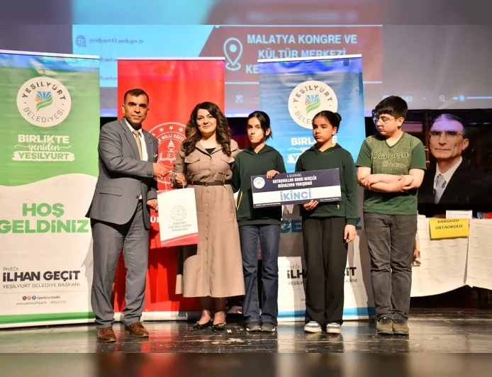 Yeşilyurt’ta öğrenciler “Başarının sırrı çalışmak mı zeka mı” sorusunu münazarada tartıştı
