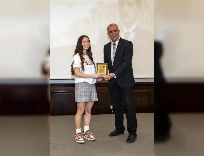 İzmir’de Hasan Tahsin temalı şiir yarışmasının ödülleri sahiplerini buldu, gençlere tarih ve edebiyat vurgusu yapıldı