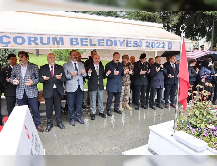 Çorum Valisi Ali Çalgan Gençlik Haftasında Şehitlikte Gençlerle Bir Araya Geldi