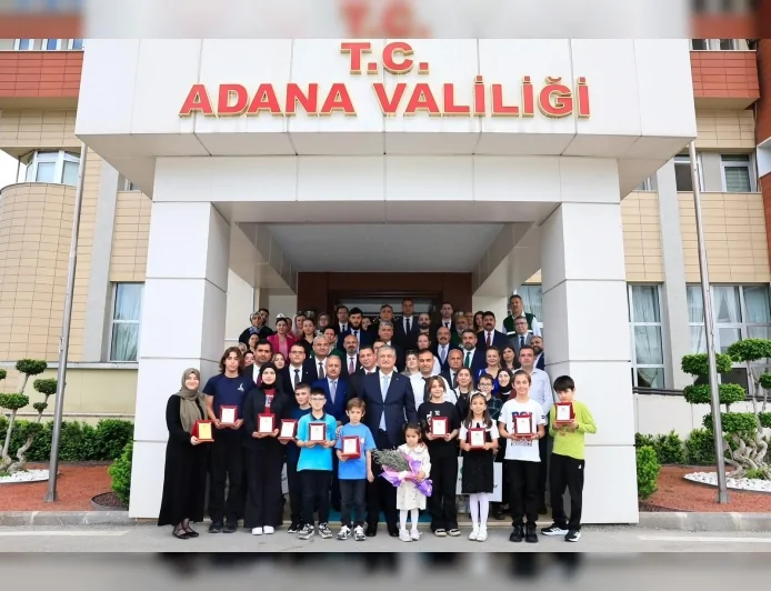 Adana’da Yeşilay Haftası Yarışmalarında Dereceye Giren Öğrencilere Ödülleri Verildi