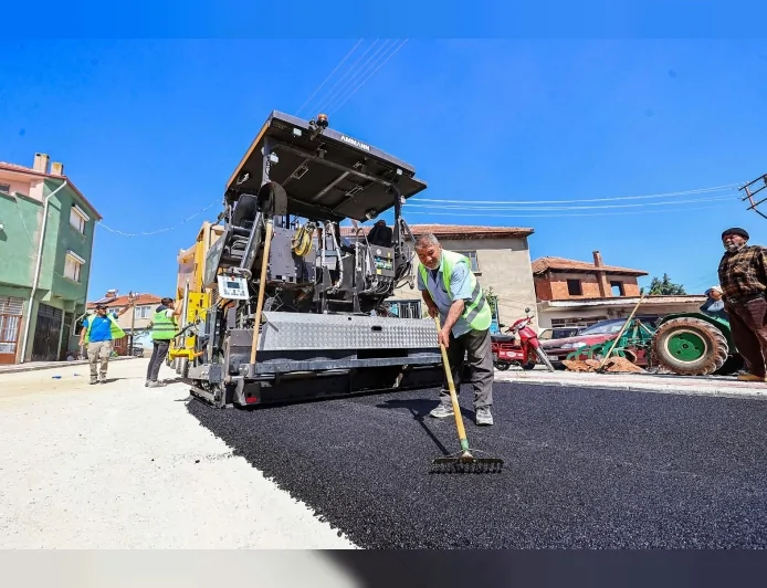 Denizli Büyükşehir Belediyesi Çal Akkent Mahallesi’nde 1100 Metrelik Sıcak Asfalt Çalışması Başlattı