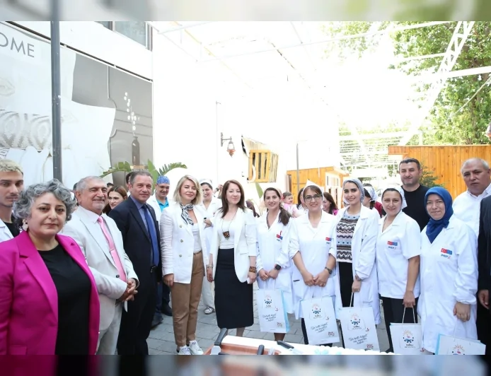 Çiğli Belediyesi’nin İstihdam Garantili Pastacılık Kursunda 32 Kursiyer Mezun Oldu