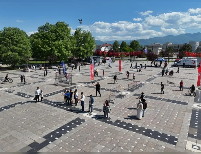 Düzce’de Gençlik Haftası Coşkusu Anıtpark’ta Spor ve Sanat Etkinlikleriyle Başladı