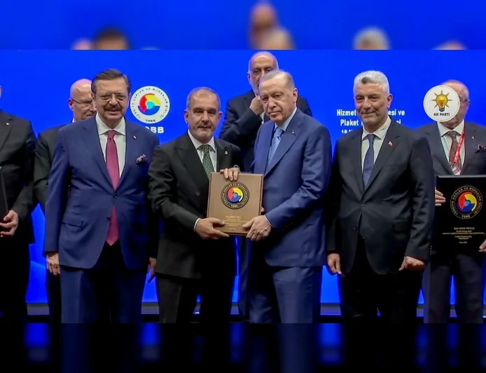 CUMHURBAŞKANI RECEP TAYYİP ERDOĞAN TOBB TÖRENİNDE ELAZIĞ TSO BAŞKANI İDRİS ALAN’A HİZMET ŞEREF BELGESİ TAKDİM ETTİ