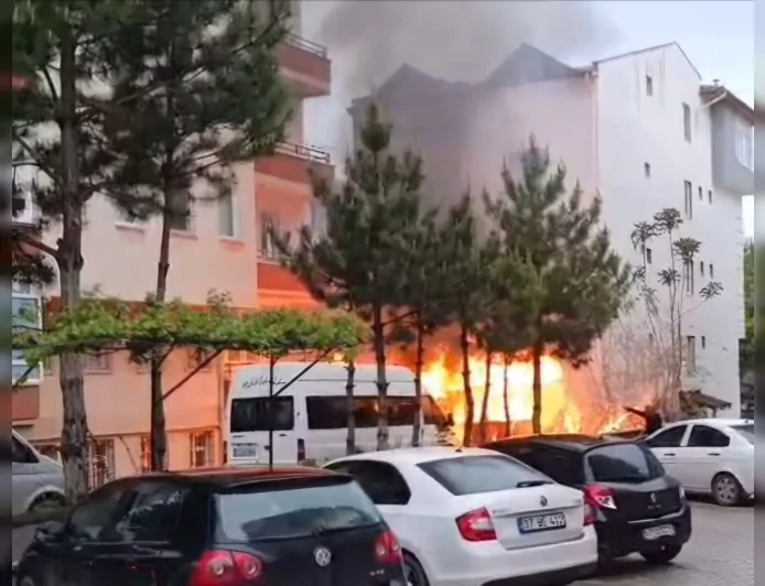Çorum’da Apartman Bahçesindeki Kameriye Yangını Araçlara Sıçradı