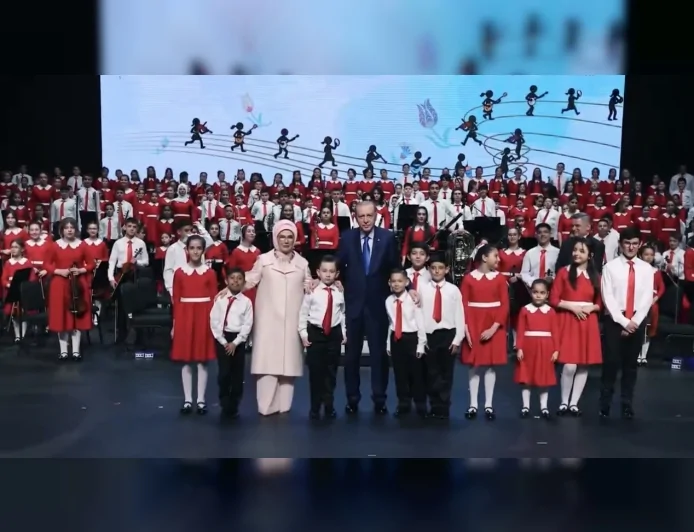 CUMHURBAŞKANI ERDOĞAN’IN EŞİ EMİNE ERDOĞAN: “CUMHURBAŞKANLIĞI ÇOCUK ORKESTRASI VE KOROSU’NU GURURLA TAKİP EDİYORUM”