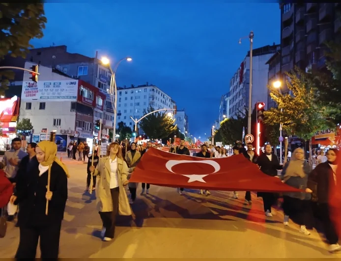 Çorum’da 19 Mayıs coşkusu Fener Alayı yürüyüşü ve Grup Norm konseriyle kutlandı