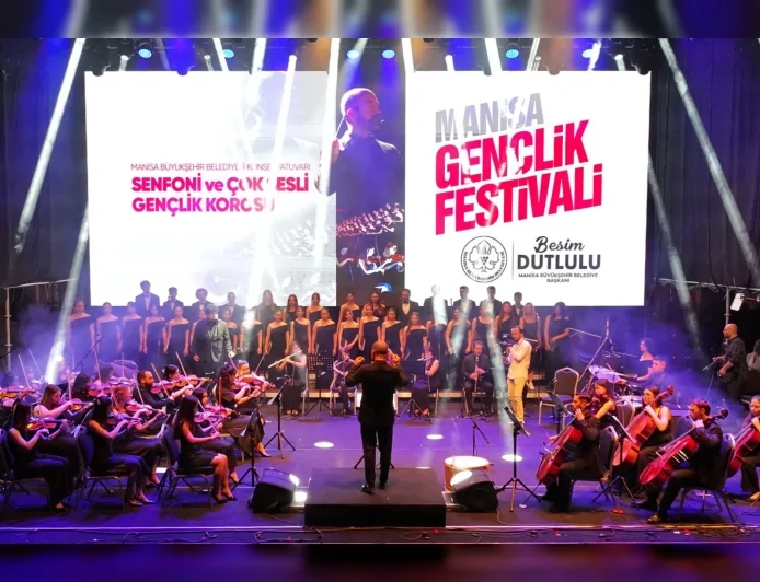 Manisa Büyükşehir Belediyesi Gençlik Festivali’nde Senfoni Orkestrası ve Çok Sesli Koro’dan unutulmaz konser