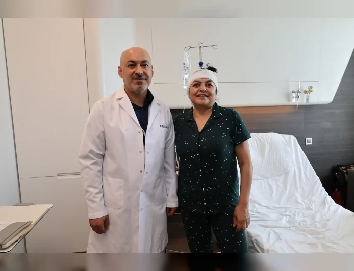 Prof. Dr. Özhan Merzuk Uçkun: “Trigeminal nevralji nedeniyle yıllarca ilaç kullanan hasta ameliyat sonrası ilk kez rahatça yemek yiyebildi”