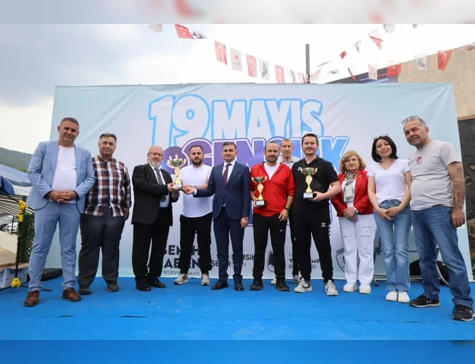 Yunusemre’de 19 Mayıs Gençlik Şöleni spor ve etkinliklerle yoğun katılımla kutlandı!