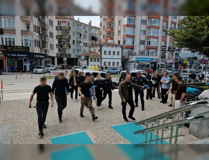 Çorum’da güzellik salonu soruşturmasında müşteri hesaplarını boşalttıkları iddia edilen 5 şüpheli adliyeye sevk edildi