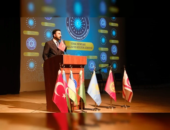 Ege Üniversitesi’nde Türk Dünyası Gençlik ve Kültür Zirvesi İzmir’de yoğun katılımla gerçekleştirildi