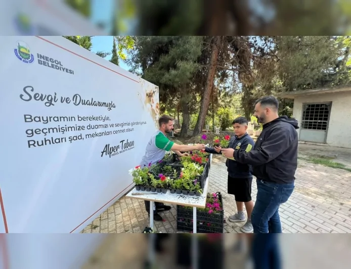 İnegöl Belediyesi Kurban Bayramı Arifesinde 10 Mezarlıkta 6 Bin Çiçek Dağıttı