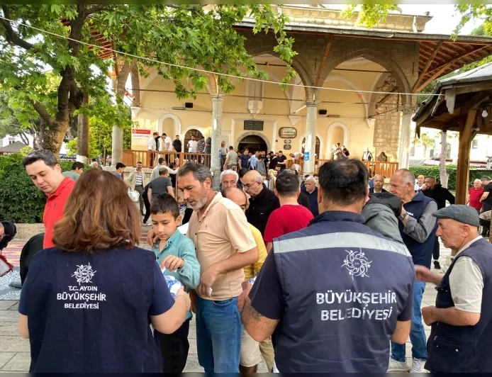 Aydın Büyükşehir Belediyesi Kurban Bayramı’nda Vatandaşlara Lokum ve Limonata İkram Etti