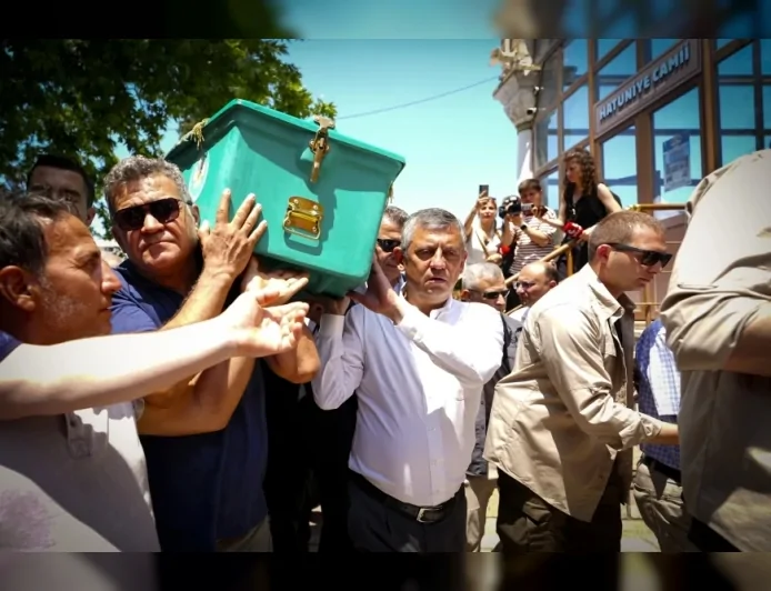 CHP Grup Başkanı Özgür Özel’in Amcası Necati Özel Manisa’da Son Yolculuğuna Uğurlandı