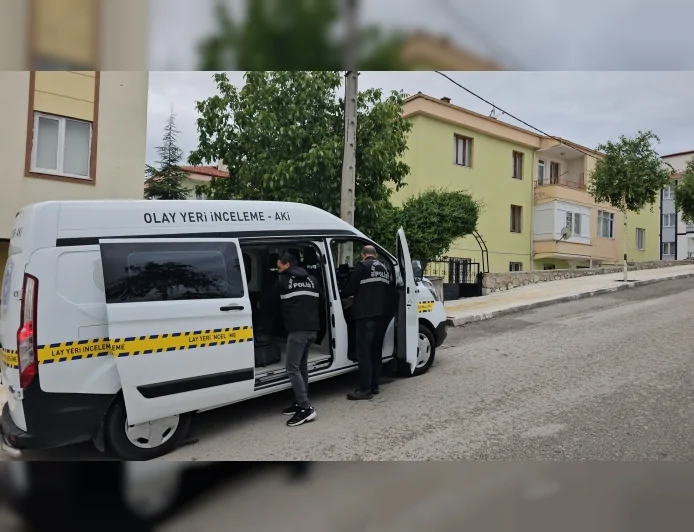 Çorum’da binadan çevreye rastgele ateş açan şüpheli pompalı tüfekle yakalandı