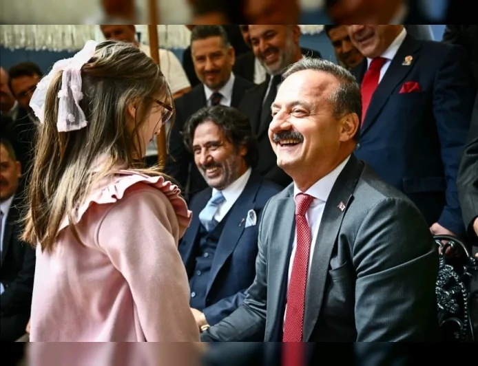 Anahtar Parti Genel Başkanı Yavuz Ağıralioğlu: “Siyaseti Tam Olarak Halkın Emrinde Olacağı Meşru Hatta Çekeceğiz”