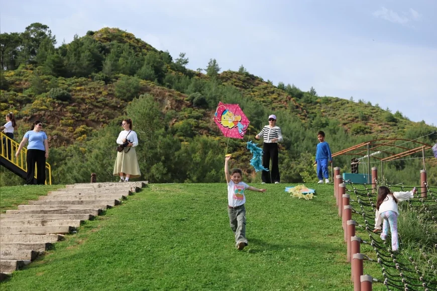 Marmaris’te Uçurtma Şenliği Gökyüzünü Renklendirdi Çocuklar Burunucu’nda Buluştu