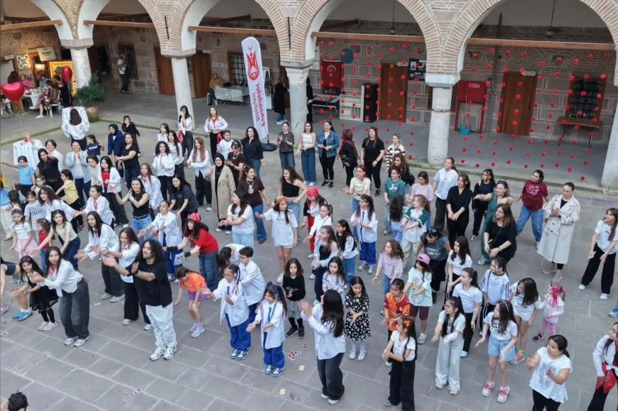 MANİSA ŞEHZADELER’DE DÜNYA DANS GÜNÜ ETKİNLİĞİ VATANDAŞLARI RİTİMLE BULUŞTURDU!