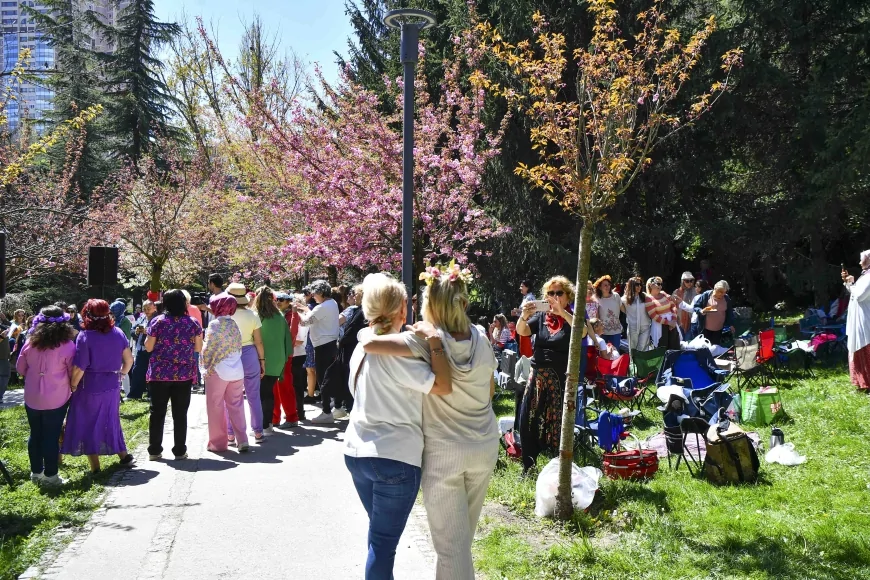 ANKARA BÜYÜKŞEHİR BELEDİYESİ DİKMEN VADİSİ’NDE SAKURA ŞENLİĞİYLE KADINLARI BAHARDA BULUŞTURDU