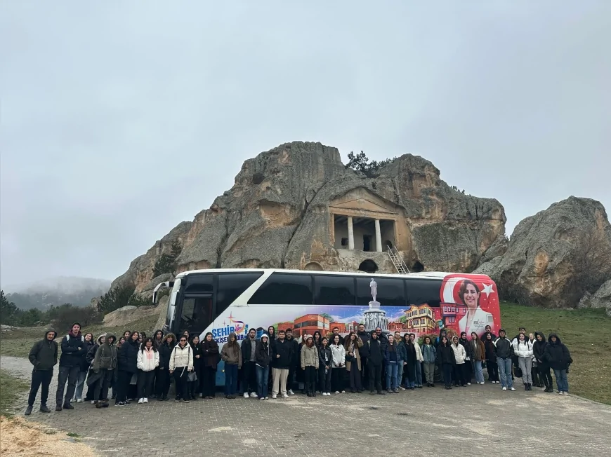 Eskişehir Büyükşehir Belediyesi Gençleri Frig Vadisi ve Balıkdamı’nda Tarih ve Doğayla Buluşturdu