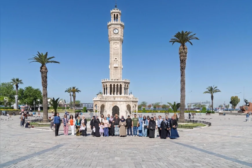 İzmir Büyükşehir Belediyesi Emekliler İçin 30 İlçede Ücretsiz Gezi Programı Başlattı
