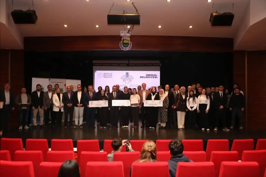 İnegöl’de Liseler Arası Hitabet Yarışmasında Gençler Nurettin Topçu’nun Fikirlerini Kürsüye Taşıdı