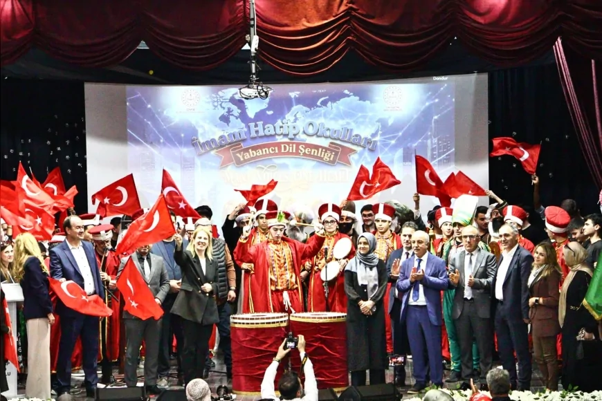 İzmir’de İmam Hatip Okulları Yabancı Dil Şenliği Yoğun Katılımla Gerçekleştirildi