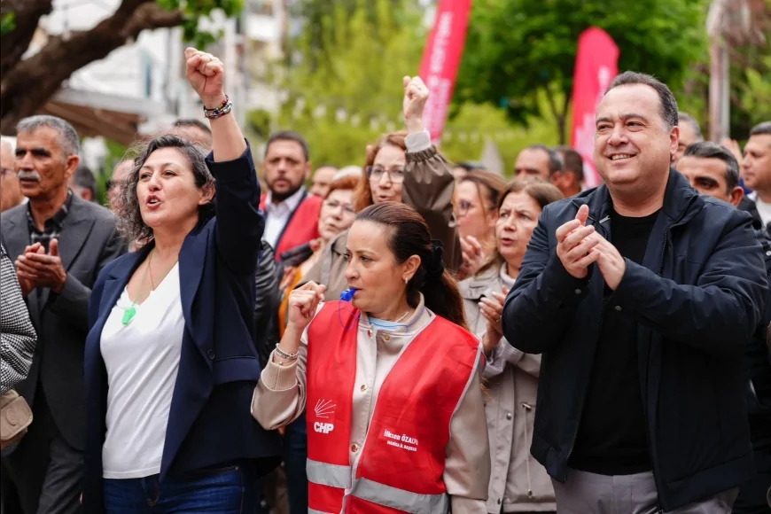 MANİSA BÜYÜKŞEHİR BELEDİYE BAŞKANI BESİM DUTLULU 1 MAYIS’TA EMEKÇİLERLE YÜRÜDÜ