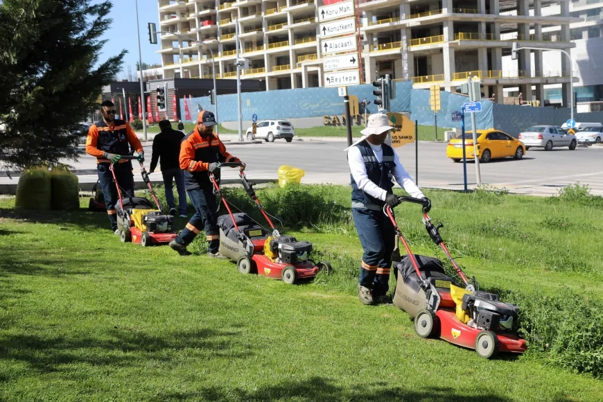Çankaya’da Park ve Yeşil Alanlarda Çim Biçme Çalışmaları Hız Kesmeden Sürüyor