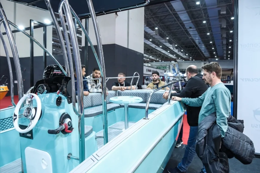 İzmir’de düzenlenen MAST İzmir Boat Show fuarında 350’den fazla deniz aracı ziyaretçilerin yoğun ilgisiyle sergileniyor