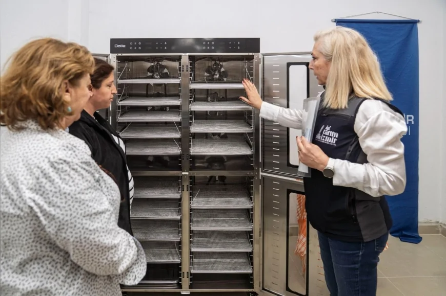 İzmir Büyükşehir Belediye Başkanı Cemil Tugay Çamlı Kooperatifine Kurutma Makinesi Desteği Sağladı