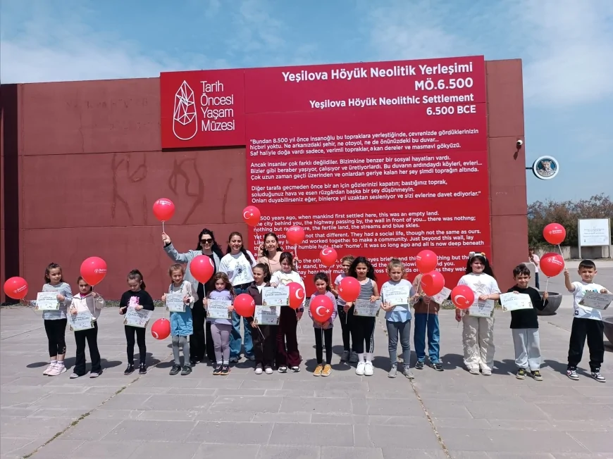 İzmir Bornova Belediyesi Yeşilova Höyüğü’nde düzenlediği etkinlikle çocukları Taş Devri’ne götürdü