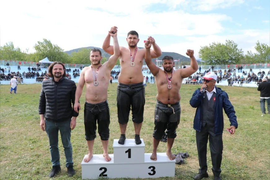 EDREMİT’TE 18. GELENEKSEL ŞEHİT HAMDİBEY GÜREŞLERİNDE BAŞPEHLİVAN ERKAN TAŞ OLDU