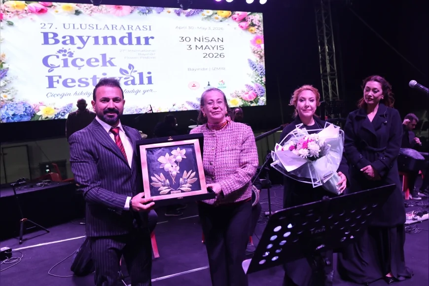 Bayındır Belediyesi Çiçek Festivali’nde türkü gecesi Hüseyin Turan konseriyle coşku zirveye çıktı