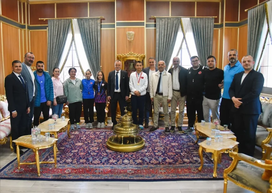 Yunusemre Belediye Başkanı Semih Balaban şampiyon sporcuları makamında ağırladı