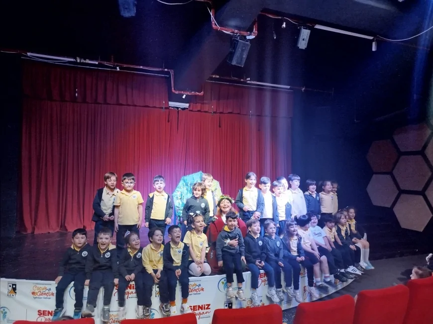 DENİZLİ’DE ULUSLARARASI FESTİVALDE “RÜZGÂRDA SAVRULAN YAPRAKLAR” ÇOCUKLARLA BULUŞTU