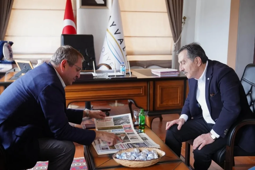 TEPEBAŞI BELEDİYE BAŞKANI AHMET ATAÇ AYVALIK’TA MESUT ERGİN İLE BULUŞTU KARDEŞ ŞEHİR İŞ BİRLİĞİ MASAYA YATIRILDI