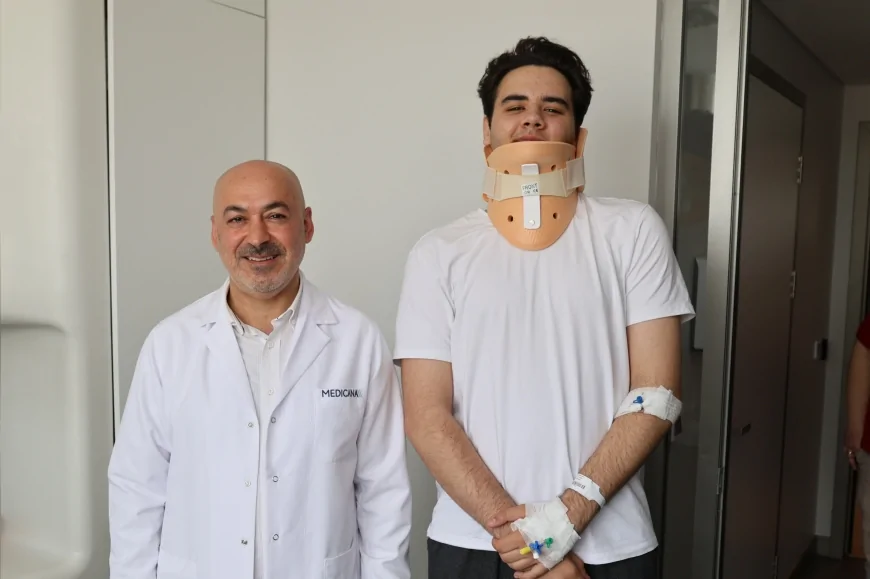 İzmir’de 16 yaşındaki hasta omurilik tümöründen ameliyatla kurtuldu doğum gününü doktoruyla kutladı