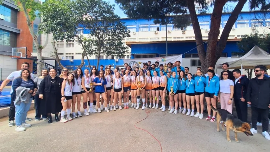 İzmir’de düzenlenen Üni Cup turnuvasına Ege Üniversitesi sporcuları başarılarıyla damga vurdu